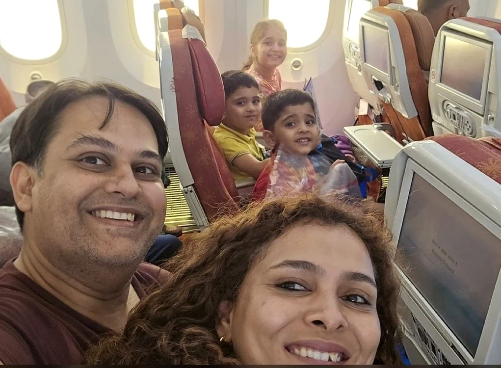 Ultima fotografie a unei familii făcută la bordul avionului prăbușit în India Foto: X