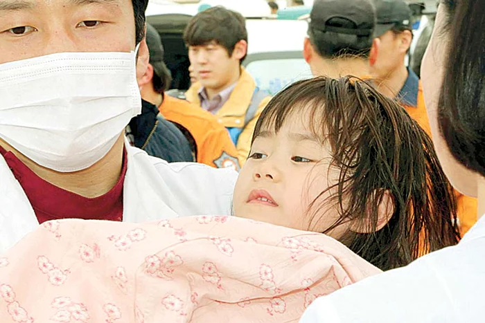 Vasul s-a scufundat  după circa două ore (Fotografii: Reuters)