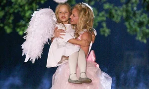 2008: Jennifer  Dumitraşcu,  la 6 ani, în  braţele Adelei  Popescu,  mămica ei  din telenovela  “Îngeraşii” jpeg