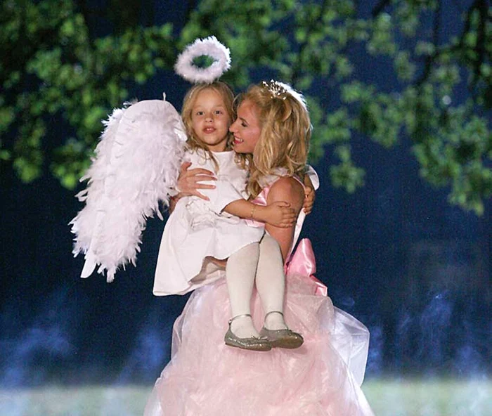 2008: Jennifer Dumitraşcu, la 6 ani, în braţele Adelei Popescu, mămica ei din telenovela “Îngeraşii”