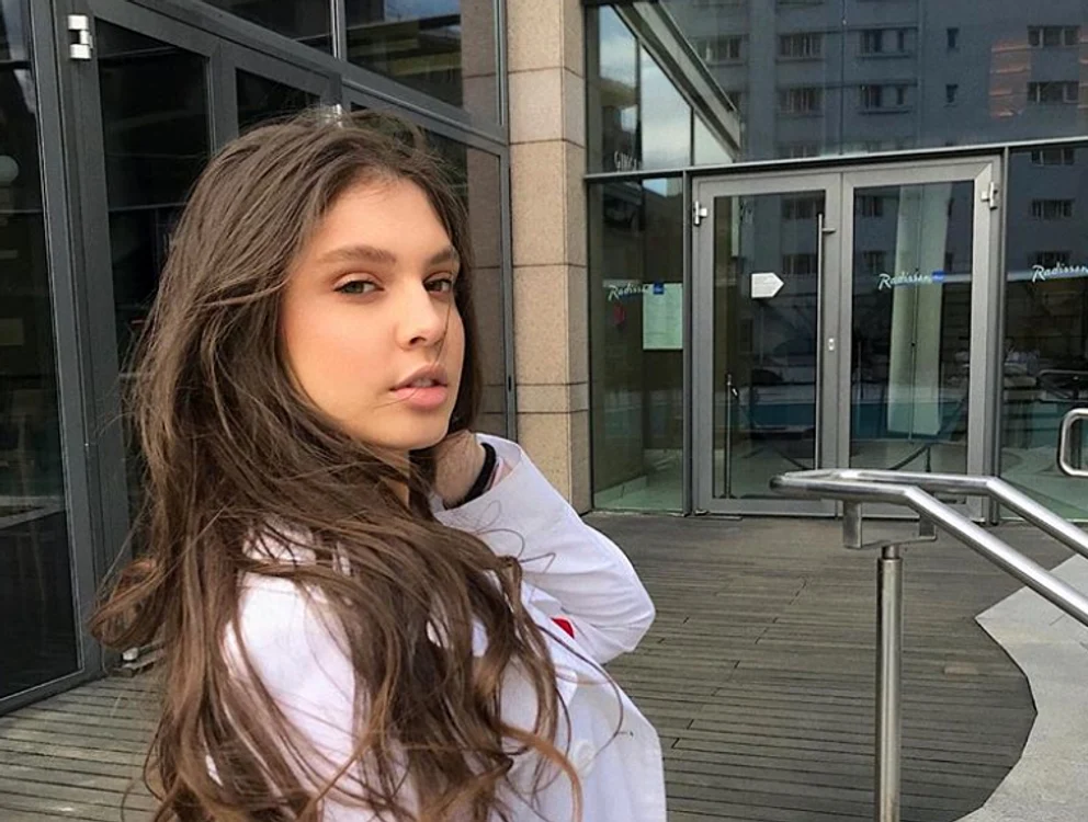 Cezar i-a oferit colegei sale, Elena, o mână de ajutor pentru a sSursă foto: Captură video