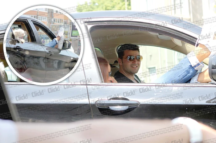 
    Până şi şoferul “divei”  se amuză de gestul ei... (fotografii: Bogdan Mitu)  