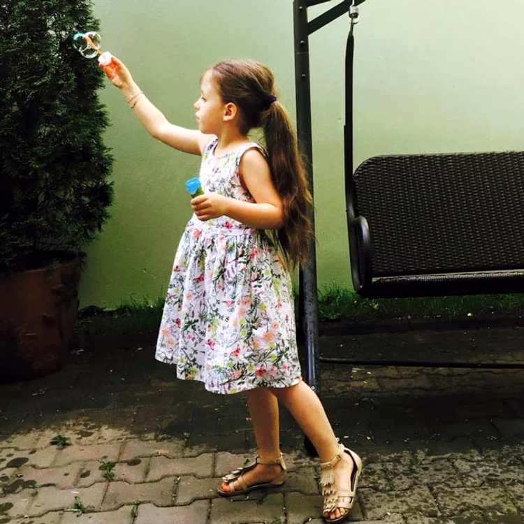 Fetiţa o moşteneşte pe mama ei la frumuseţe 