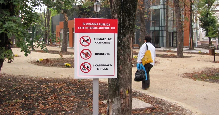 Panourile au fost instalate la intrarea în parc