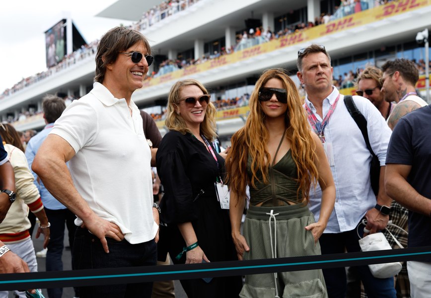 Shakira, curtată de doi bărbați chipeși: Tom Cruise îi trimite flori, iar Lewis Hamilton o invită la masă