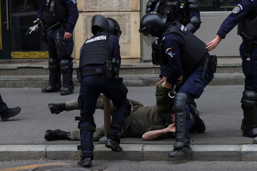 Prefectul Capitalei a văzut huligani la protestul oierilor, iar primarul Sectorului 1 vrea să-i pună la plată pentru distrugeri