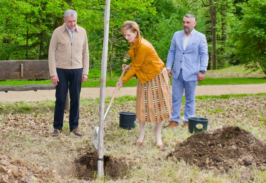 Familia Regală a României a plantat, la Castelul Săvârşin, un copac în memoria Papei Francisc.