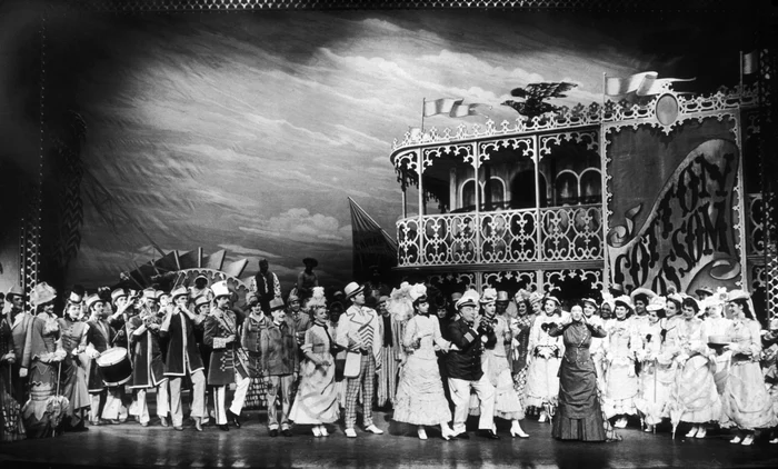 Scenă din musicalul „Show Boat”, la teatrul Ziegfeld de pe Broadway, în 1946