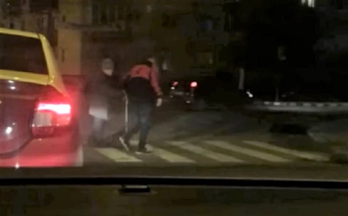 Taximetristul a ajutat-o pe bătrânică să treacă strada