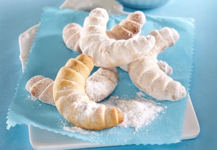 
    Poti prepara chiar tu in bucataria de acasa aceste cornulete cu gem si nucaclickpoftabuna.ro  