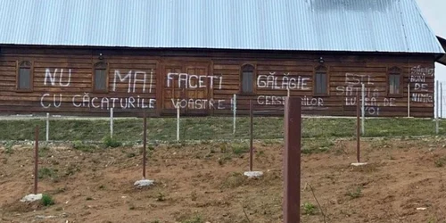 Mesaj scris pe pereţii unei biserici din Tăuţii Măgherăuş