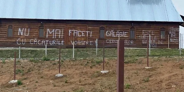 Mesaj scris pe pereţii unei biserici din Tăuţii Măgherăuş