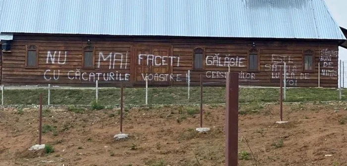 Mesajul scris pe pereţii bisericii FOTO: Radu Oltean