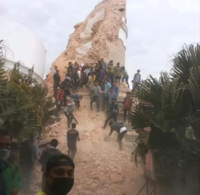 
    Turnul istoric Dharara, simbol al capitalei Kathmandu construit in anul 1832, s-a prăbusit in timpul seismului Foto: Captură Youtube  