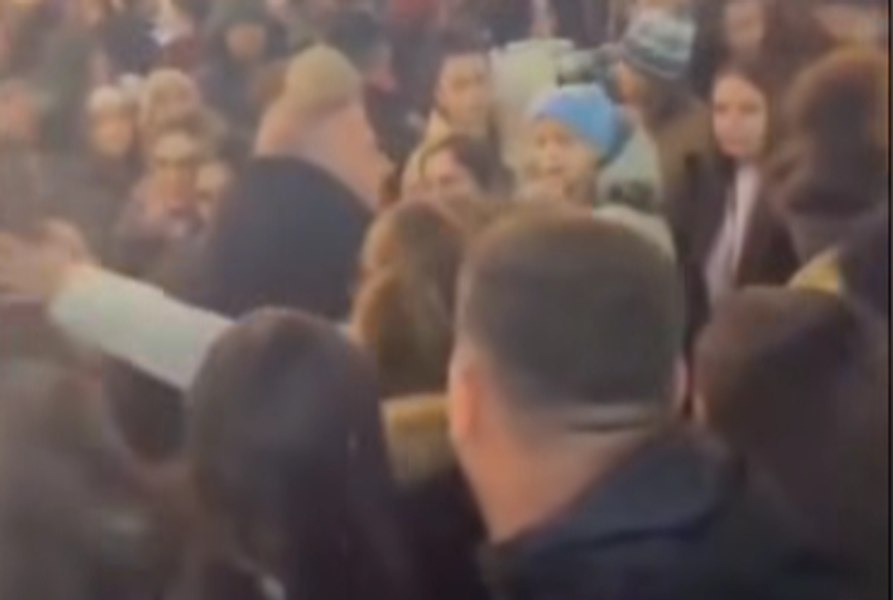 Scene șocante la Târgul de Crăciun din Craiova. Două femei s-au luat la bătaie în mijlocul mulțimii: „Deja se simte spiritul sărbătorilor!”