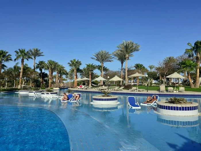 În stațiunea Hurghada, din Egipt, e vreme de plajă și de bălăcealăFotografii: Andreea Dancu
