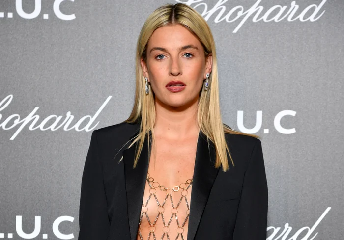 
    Camille Charrière a ales o bluză din zale pentru evenimentul Chopard de la Cannesfoto: Getty Images  
