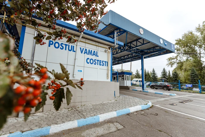 Circulația camioanelor este restricționată în postul vamal Costești-Stânca. FOTO: Customs.gov.md