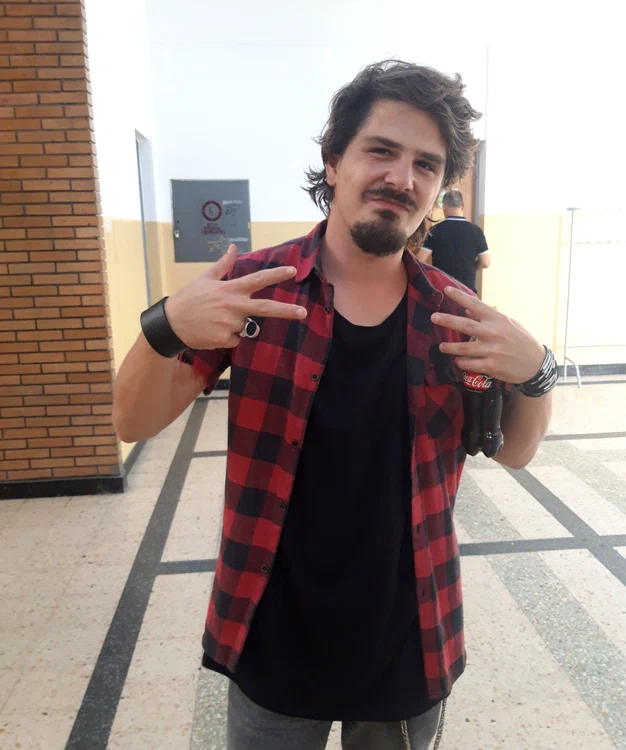 Dani Ionescu are 30 de ani, este actor și cântăreț