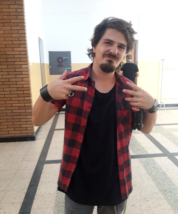 Dani Ionescu are 30 de ani, este actor și cântăreț