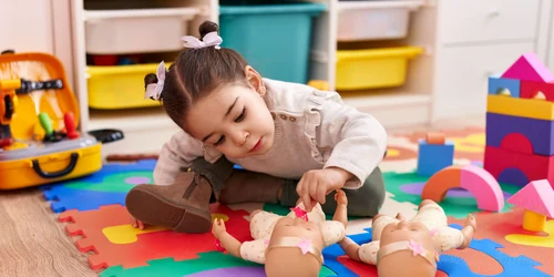 Fetita se joacă cu păpuși FOTO Shutterstock 