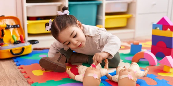 Fetita se joacă cu păpuși FOTO Shutterstock 