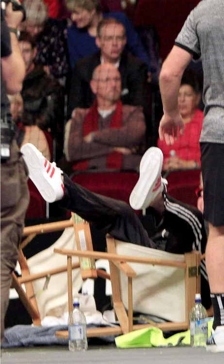 Starul a căzut cu scaun cu tot, dar nu a păţit nimic