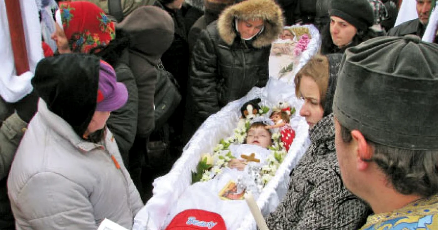 Raluca şi mama sa, Carmen, au fost aşezate în acelaşi mormânt 