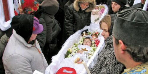 Raluca şi mama sa, Carmen, au fost aşezate în acelaşi mormânt 