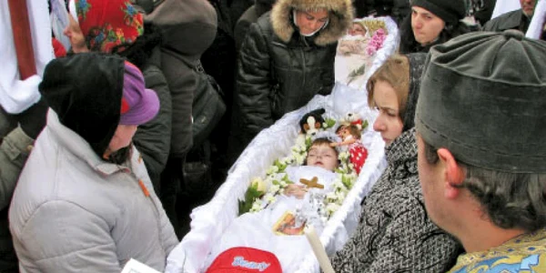 Raluca şi mama sa, Carmen, au fost aşezate în acelaşi mormânt 