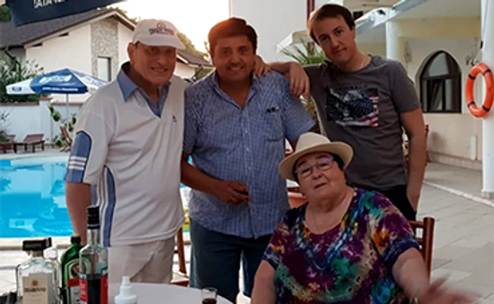 
    Toată vara Petre Geambașu și-a vizitat fiul și nepoții, au apărut împreună pe la emisiuni și s-au lăudat ce bine se înțeleg  