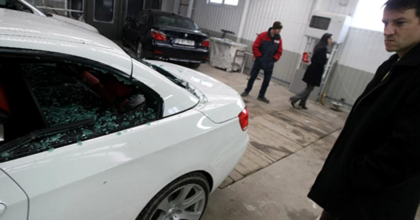 Sasu şi-a dus bolidul vandalizat la service