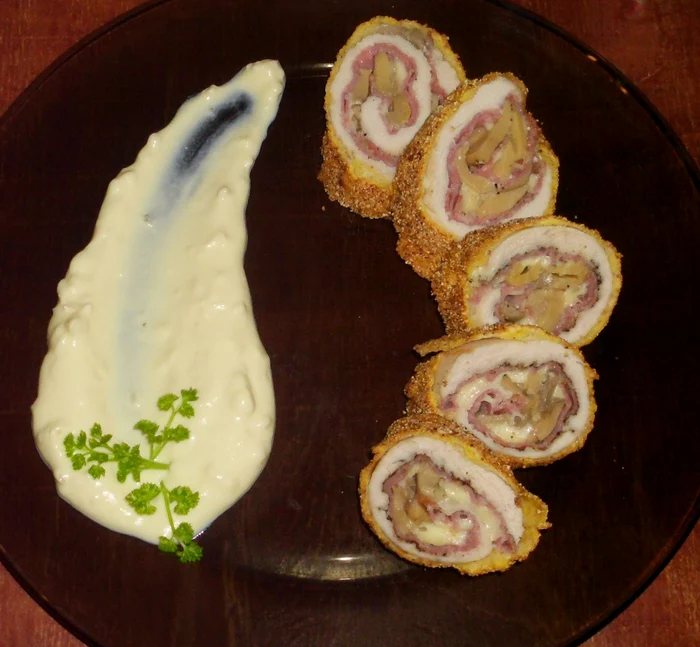 
    Rulouri umplute cu ciuperci  