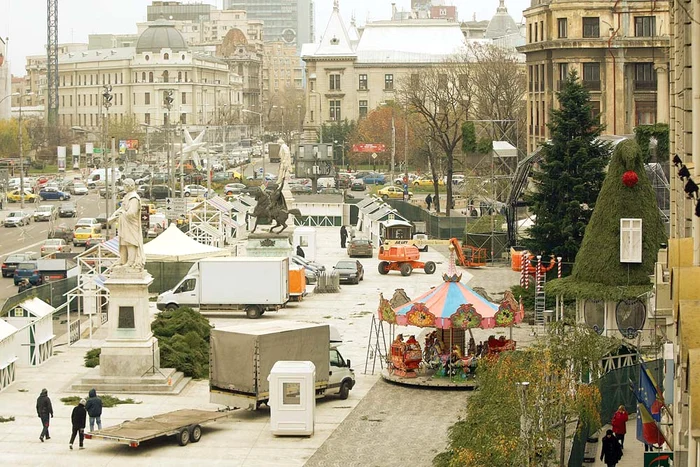 Bradul din Piaţa Universităţii are 16 metri înălţime şi va fi împodobit cu acadele, clopoţei şi luminiFoto: Dorin Constanda