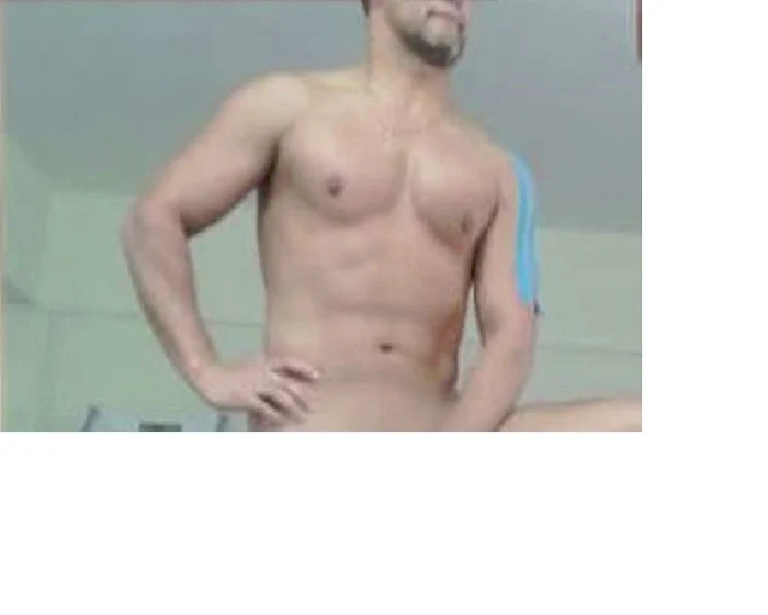 
    Comisarul șef Vasile POnea S-a dezbrăcat complet în sala de forță din pușcăria Vaslui și a arătat la aparatul foto tot ce are în dotare  