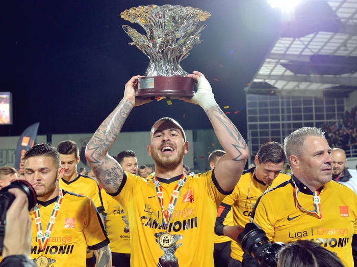 
    Denis a ridicat  deasupra capului  trofeul de campion  