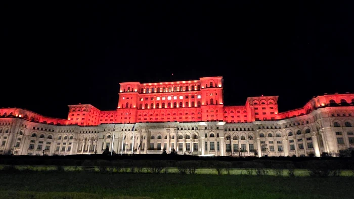 Palatul Parlamentului a fost iluminat în portocaliu/FOTO: Facebook