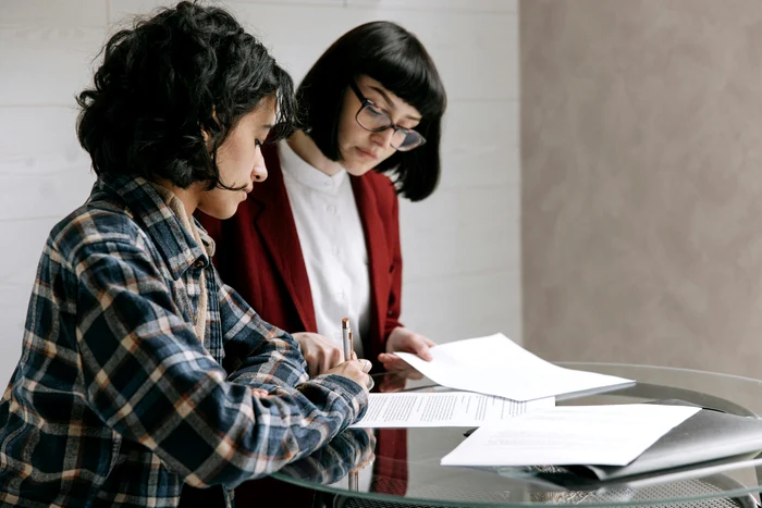 Lipsa literației poate duce la erori grave, precum semnarea unui contract greșit. FOTO: Pexels