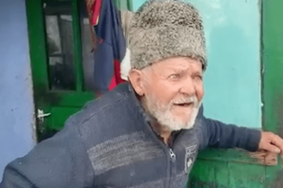 Suferința teribilă a unui bătrân, după ce soția sa a murit de frig în casă. „Zace de cinci ani la pat” VIDEO