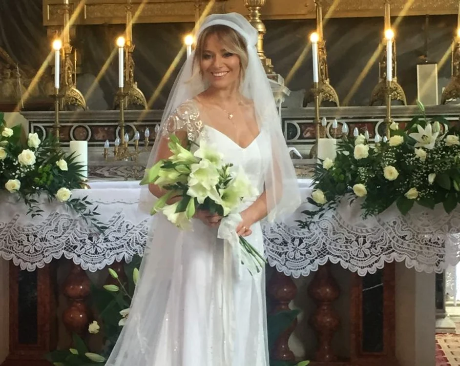 
    Nunta Laurei Cosoi. Mirii au băut şampanie din pahare personalizatefoto: arhiva personală  