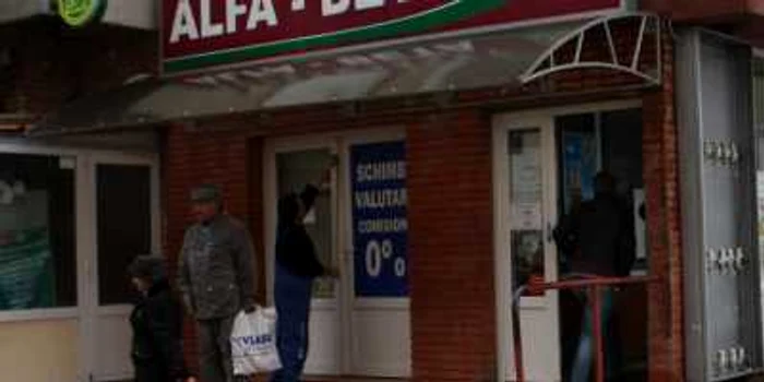 Hoţii au fugit cu 1.150 de euro, 1.550 de dolari şi aproximativ 1.500 de lei