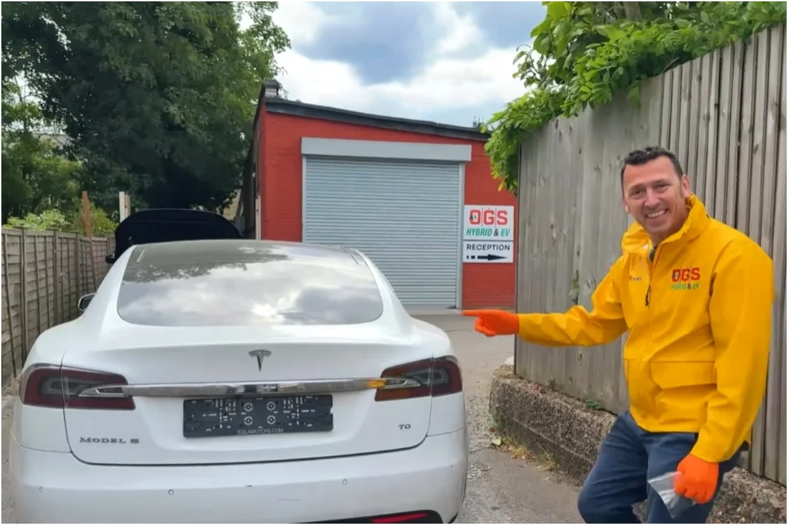 Cât l-a costat pe un român reparațiile unei Tesla Model S. Foto: captură video YouTube