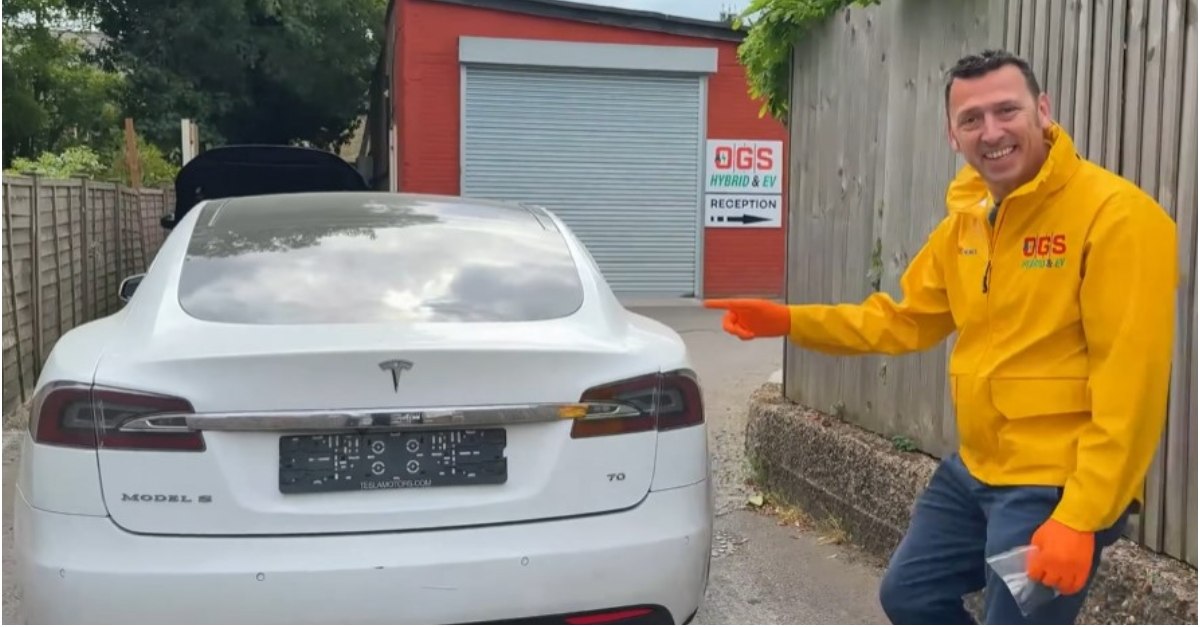 Mecanic român în Marea Britanie: A cumpărat o Tesla defectă și a reparat-o