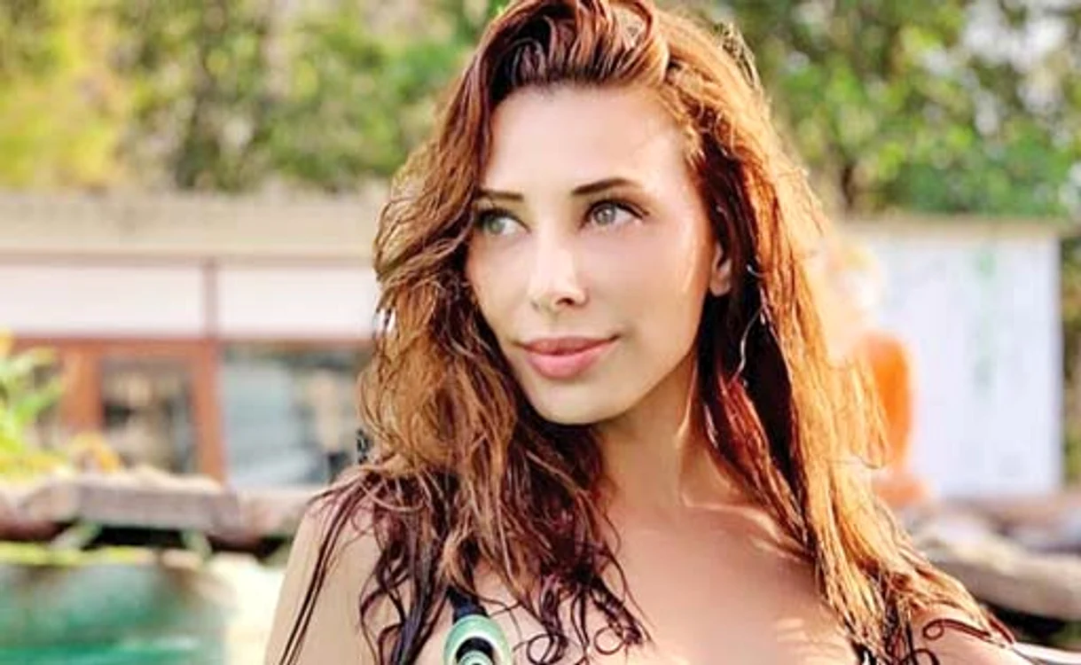 
    Iulia Vântur își ațâță fanii  pe conturile sociale   