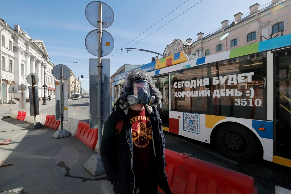 Un bărbat din Rusia vrea să fie cât mai ferit pe stradă 