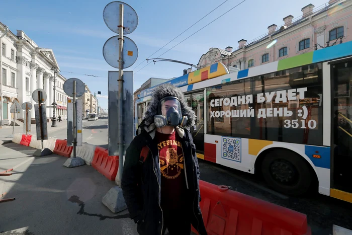 Un bărbat din Rusia vrea să fie cât mai ferit pe stradă 