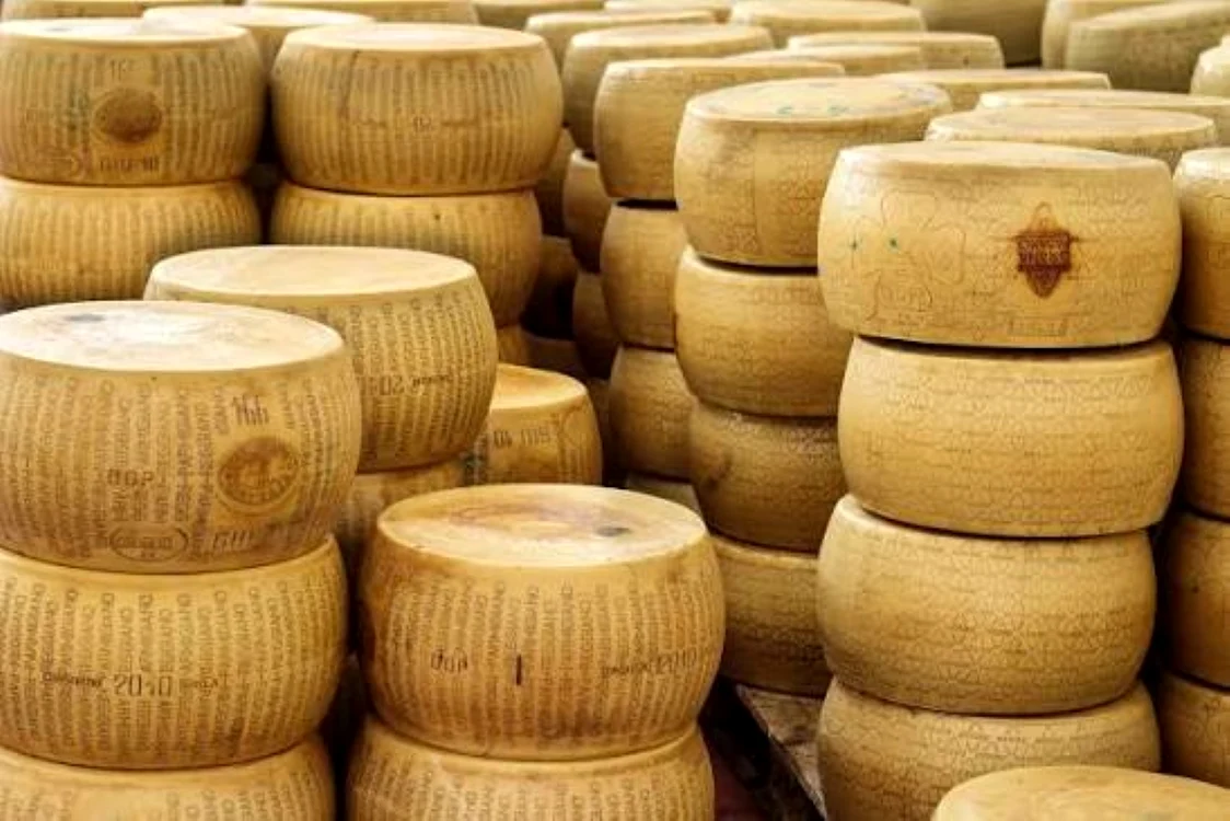 Parmigiano stă la maturat cel puţin un an. FOTO: magnifico food