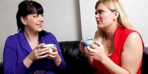 Victoria Wardley (stânga) şi Donna Jones nu se pot recunoaşte una pe cealaltă în mulţime