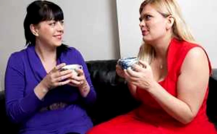 Victoria Wardley (stânga) şi Donna Jones nu se pot recunoaşte una pe cealaltă în mulţime