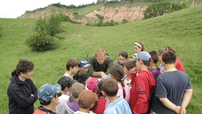 Drumeţie pe poteca tematică de la Râpa Roşie. Foto: Asociaţia „Ecouri Verzi“.